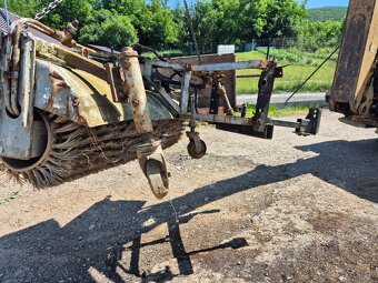 Multicar M25 zametacia metla - 2