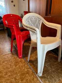 Plastové stoličky - 2