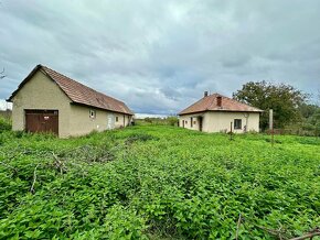 REZERVOVANÉ - rodinný dom na polosamote s veľkým pozemkom - 2