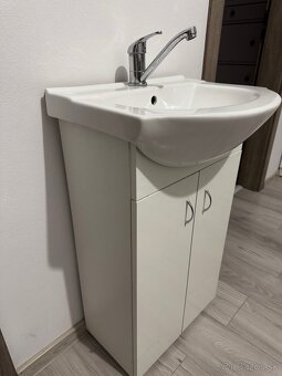 Kúpeľňová skrinka s umývadlom - 2