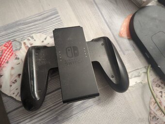 Predám nintento switch s príslušenstvom a 2 hrami - 2