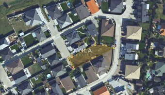 NA PREDAJ: zaujímavý stavebný pozemok 654m2 - Majcichov - 2