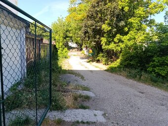 Predam garaz na Kocelovej ulici, - 2