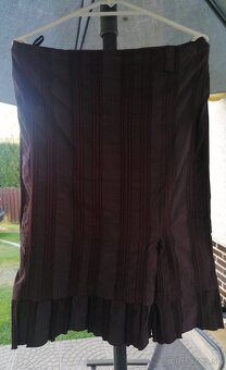 Tmavohnedý sukňový elastický kostým - 2
