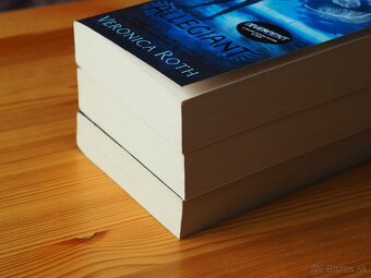 Veronica Roth: DIVERGENT, INSURGENT, ALLEGIANT - 2