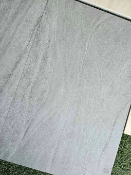 Dlažba veľkoformát 90x60, hrubka 2cm, vzhľad kameň sivá - 2