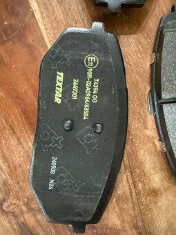 Brzdové platničky predné TEXTAR KIA NQ5 - 2