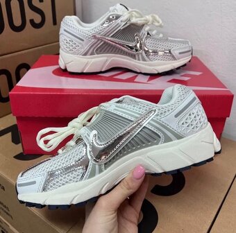 Nike Vomero 5 Photon Dust Metallic - 2