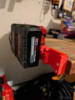 Milwaukee drziak na batérie M18 - 2