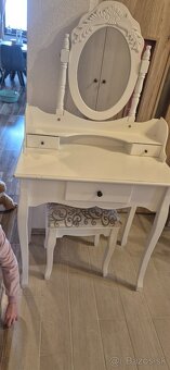 Kozmeticky stolík - 2