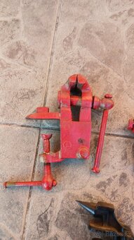 Kovacsky zverak a nakova. - 2