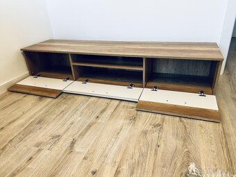 Stolík pod TV . - 2
