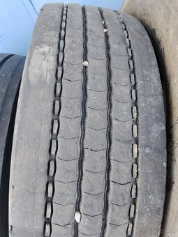 Predám vodiace pneu 315/80-22.5 Michelin - 2