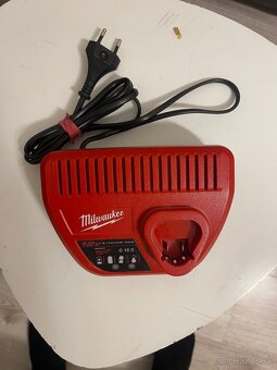 Milwaukee M12 nová nabíjacia stanica - 2