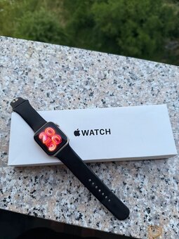 Apple Watch SE ( 2. generácia ) - veľmi dobrý stav - 2
