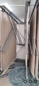 Stojan na koberce do predajne - 2