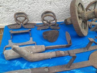 Staré historické ,rustikálne, kované náradie a pomôcky. - 2