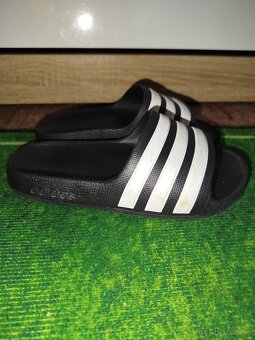 Adidas šľapky - veľkosť 29 - 2