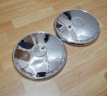 Predam zachovale 2 chromove puklice - 2