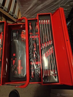 Kovovy kufrík s náradím - 2