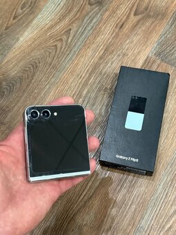 Samsung Galaxy Z FLIP 5 // SM-F731B - 2