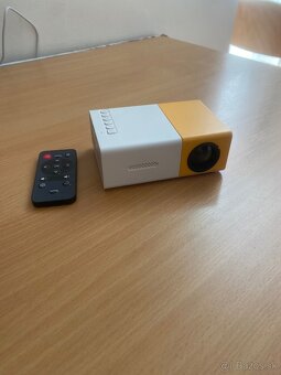 Predám projektor YG300-žltý - 2