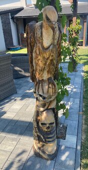 Ručne vyrezavaná drevena socha - 2