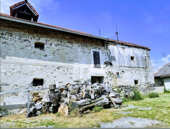 Historická sýpka s potenciálom a útulná drevenica v Keviciac - 2