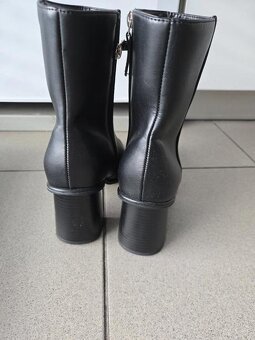 Čierne čižmy vel.39 - 2