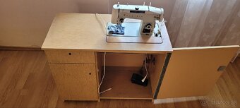 Šijací stroj Łucznik v stolíku (70.–80. roky)
- 2