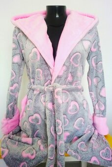 Teply damsky sivy zupan zdobeny srdieckami NOVY - 2