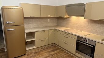 Kuchynská linka Decodom cappuccino lesklá so spotrebičmi - 2