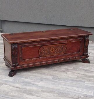 Truhlica vyrezávaná. - 2