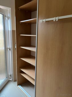 Predám skriňu s posuvnými dverami (dekor buk) - 2