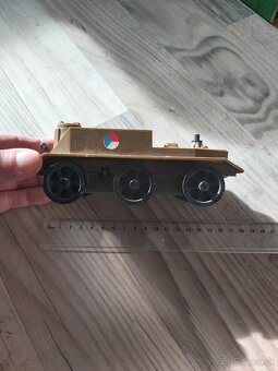 Stará hračka - transportér - 2