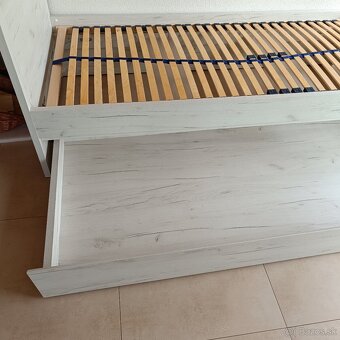 Jednolôžková posteľ + s nástennou poličkou - 2