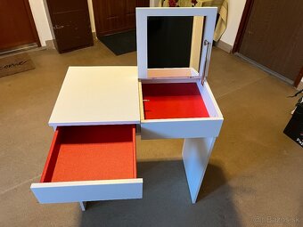 Kozmetický stolík - 2