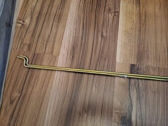 Felicia podpera kapoty - 2