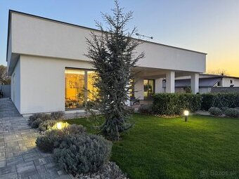Domov v oáze pokoja s udržiavaným pozemkom 4348 m2 v MA - 2