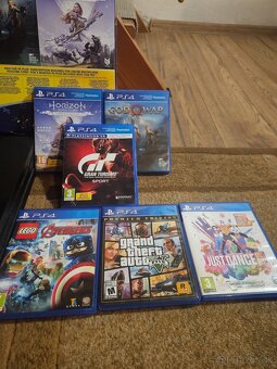 Predám playstation 4 pro 1TB - 2