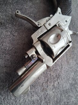 Anglický historický revolver - 2