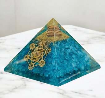 Prírodný minerál 🔺 Orgonitová pyramída s Metatronovou kocko - 2