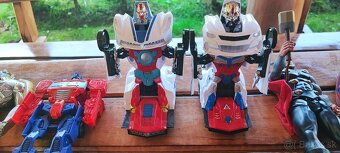 Superhrdinovia a transformers - 2
