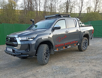 Bočné ochranné prahy nášľapy na Toyota Hilux - 2
