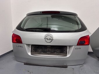 Opel Astra J Kombi face zadní část kufr nárazník výztuha - 2