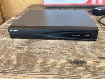 Síťový video rekordér ( NVR ) Hikvision DS-7604NI - 2