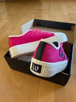 nove GAP tenisky 34-22cm - 2