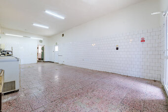 Na predaj budova na podnikanie v centre Moldavy - 2