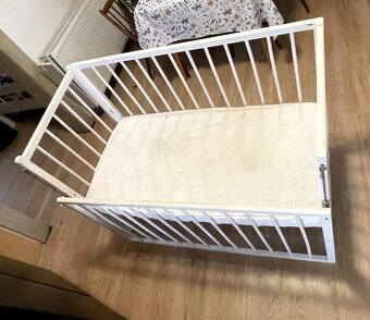 Detská postieľka s možnosťou zosunutia jednej strany ohrady - 2