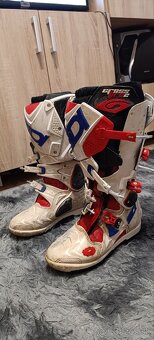 Motokrosove čižmy a motokrosova prilba - 2